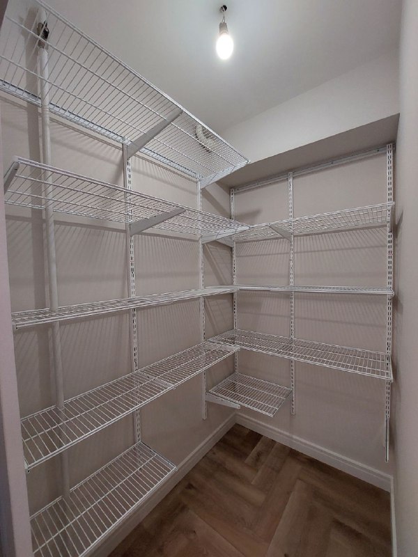 Белая угловая гардеробная, ~1,4×1,8 м, фото 1