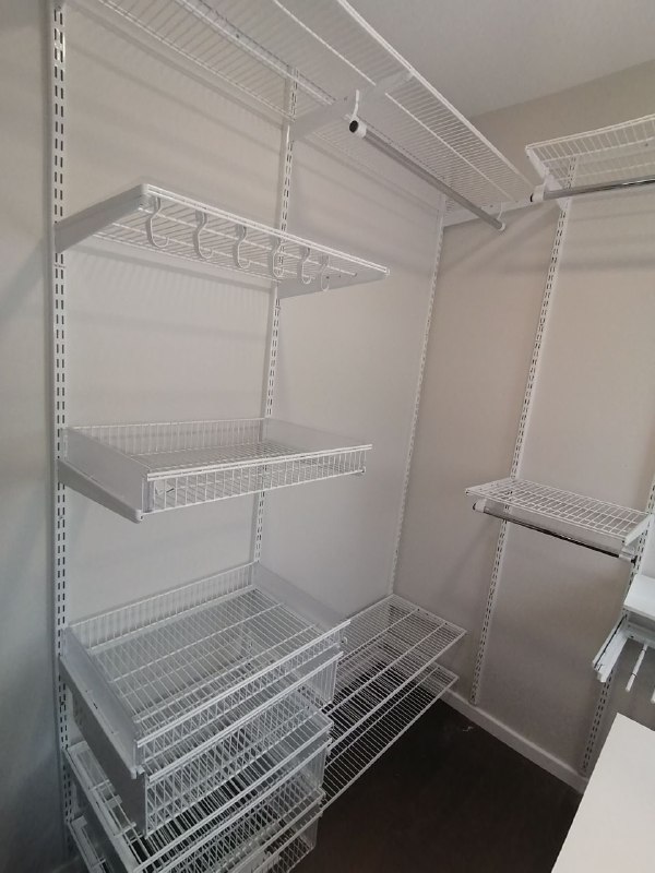 Белая угловая гардеробная с брючницей, ~1,8×2,4 м, фото 1