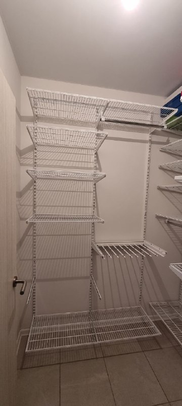 Белая угловая гардеробная с брючницей, ~1,8×1,5 м, фото 1