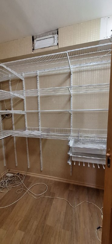 Белая угловая гардеробная с брючницей, ~2,2×2,4 м, фото 1