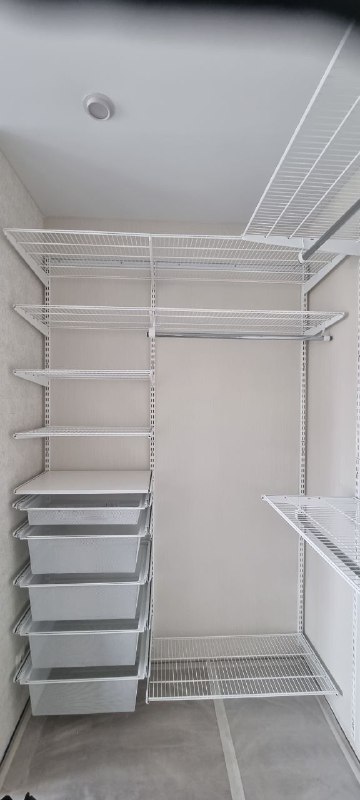 Белая угловая гардеробная с брючницей, ~2,7×1,8 м, фото 1