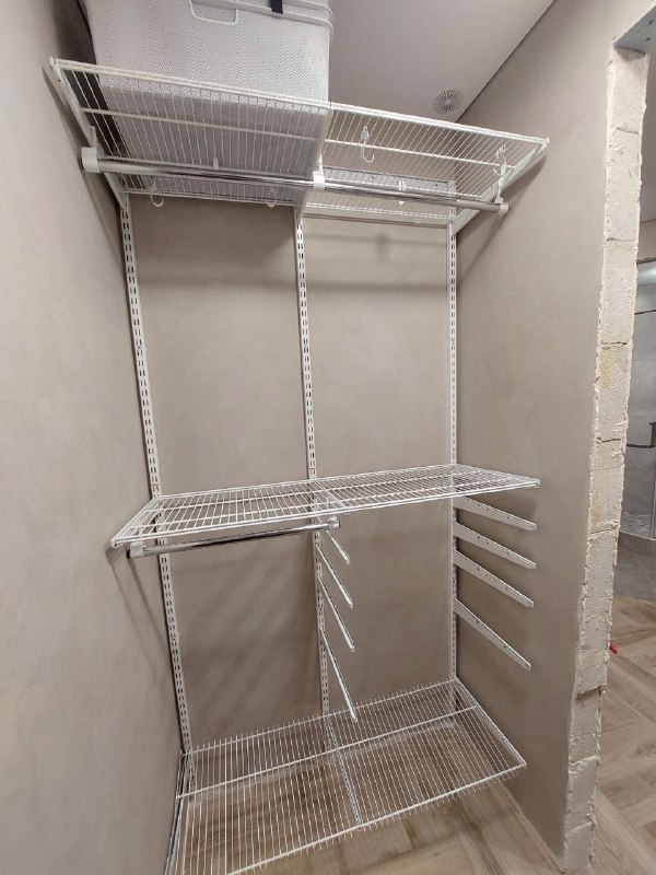 Белая угловая гардеробная с брючницей, ~1,3×1,6 м, фото 1