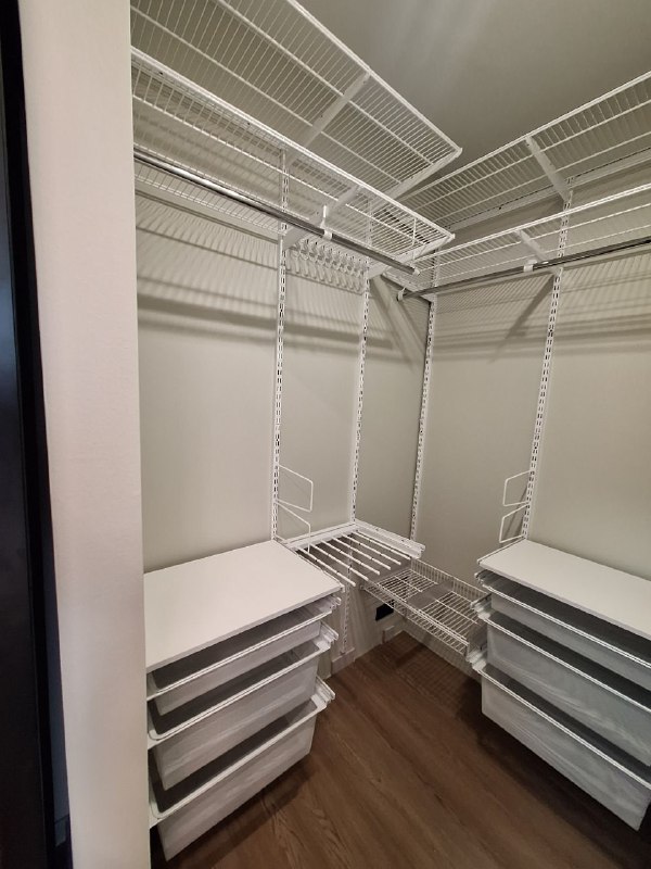 Белая угловая гардеробная с брючницей, ~1,4×2 м, фото 2