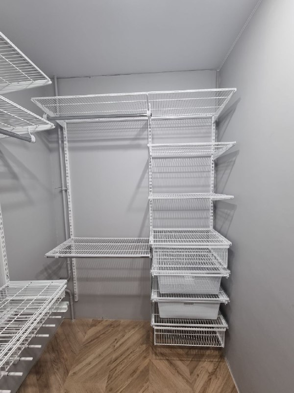 Белая угловая гардеробная с брючницей, ~1,6×2,1 м, фото 1