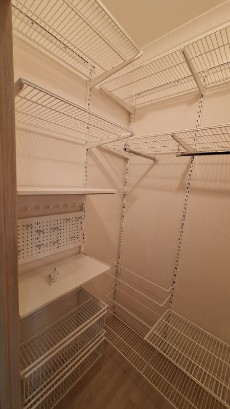 Белая угловая гардеробная с брючницей, ~1,8×1,5 м, фото 1