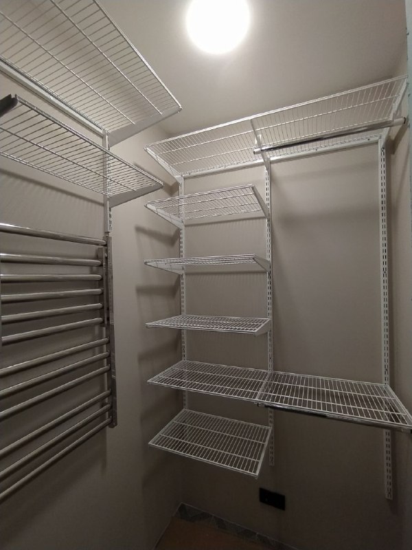 Белая угловая гардеробная с брючницей, ~1,4×1,4 м, фото 1