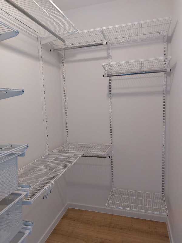 Белая угловая гардеробная с брючницей, ~1,3×1,8 м, фото 2