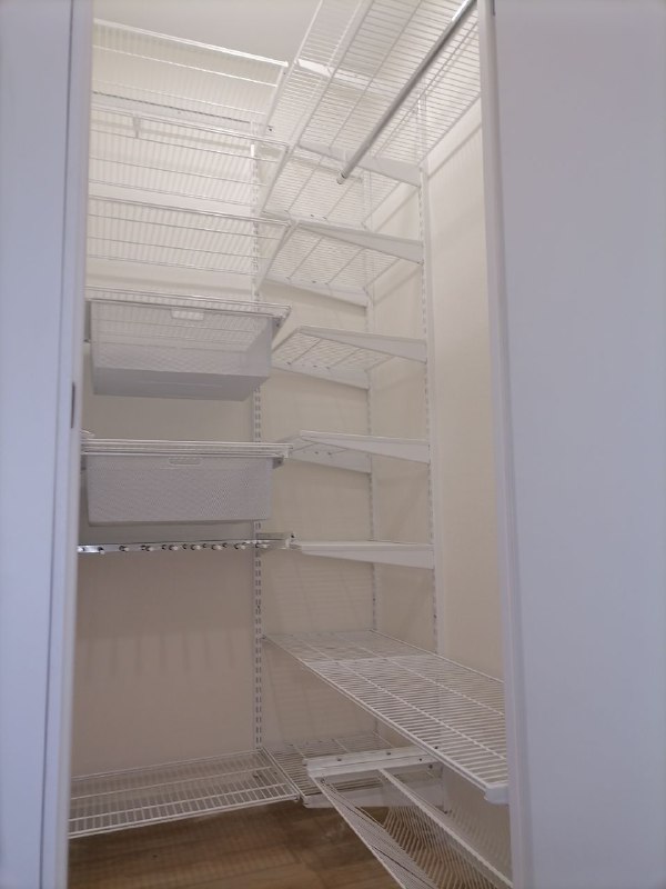 Белая угловая гардеробная с брючницей, ~1,3×1,7 м, фото 1