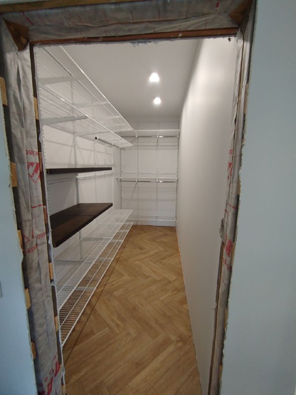 Белая угловая гардеробная с деревом, ~1,8×2,7 м, фото 1