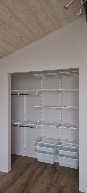 Белая угловая гардеробная с деревом и брючницей, ~2,1×2,5 м, фото 1