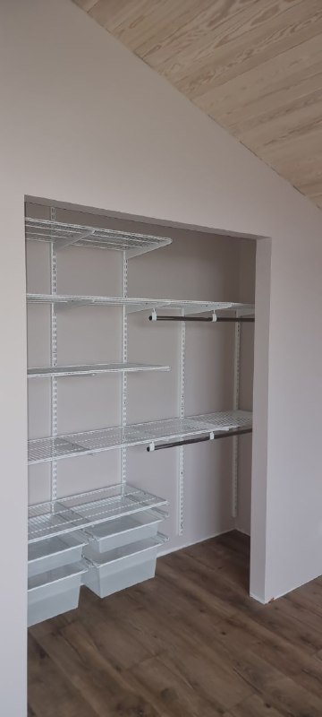 Белая угловая гардеробная с деревом и брючницей, ~2,1×2,5 м, фото 2