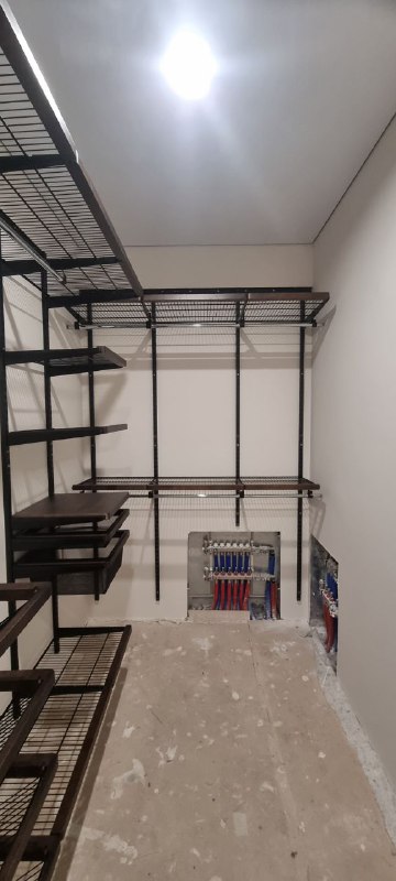 Белая угловая гардеробная с деревом и брючницей, ~2,1×2,5 м, фото 5