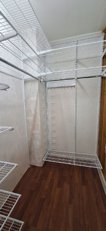 Белая угловая гардеробная с деревом и подсветкой, ~1,2×2,2 м, фото 1