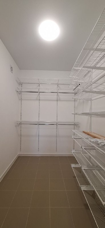 Белая угловая гардеробная с деревом и полками для обуви, ~2×2,8 м, фото 2
