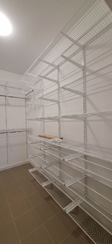 Белая угловая гардеробная с деревом и полками для обуви, ~2×2,8 м, фото 3