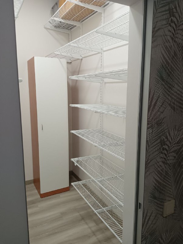 Белая угловая гардеробная с дверями-купе, ~1,8×1,5 м, фото 2