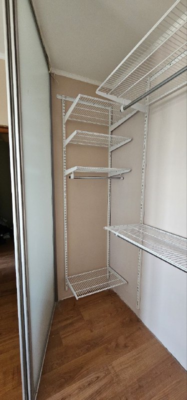 Белая угловая гардеробная с дверями-купе, ~1,8×2,5 м, фото 1