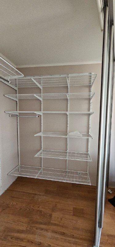 Белая угловая гардеробная с дверями-купе, ~1,8×2,5 м, фото 3