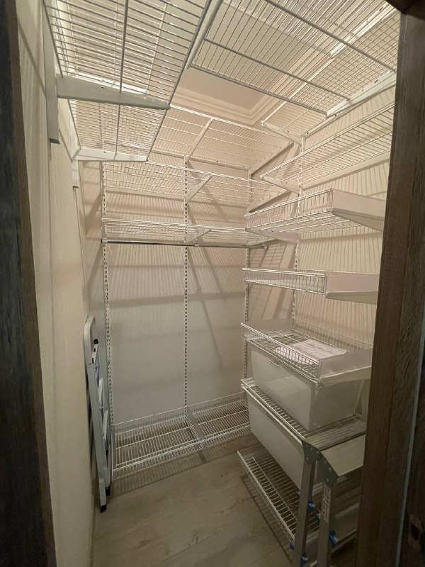 Белая угловая гардеробная с гладильной доской, ~1,5×2,1 м, фото 1
