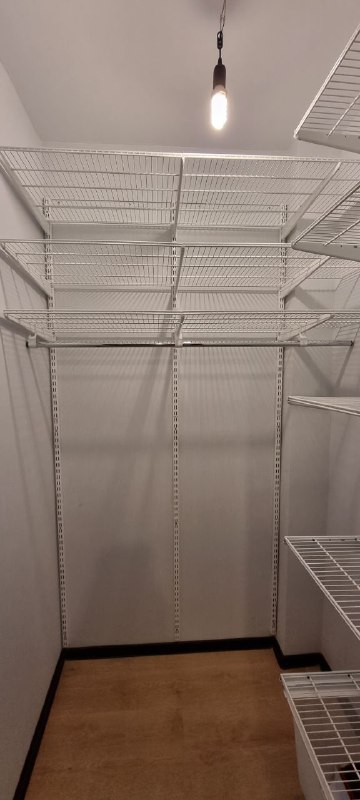 Белая угловая гардеробная с гладильной доской, ~1,3×1,6 м, фото 1