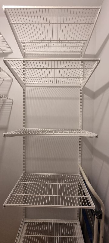 Белая угловая гардеробная с гладильной доской, ~1,3×1,6 м, фото 3