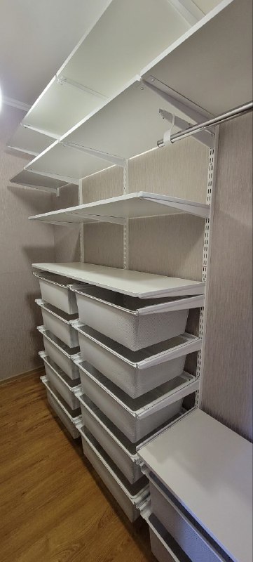 Белая угловая гардеробная с подсветкой, ~1,2×2,2 м, фото 1