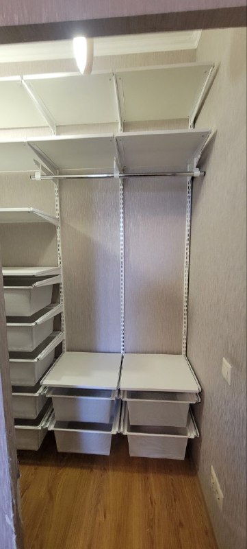 Белая угловая гардеробная с подсветкой, ~1,2×2,2 м, фото 2