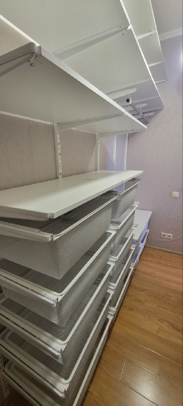 Белая угловая гардеробная с подсветкой, ~1,2×2,2 м, фото 3