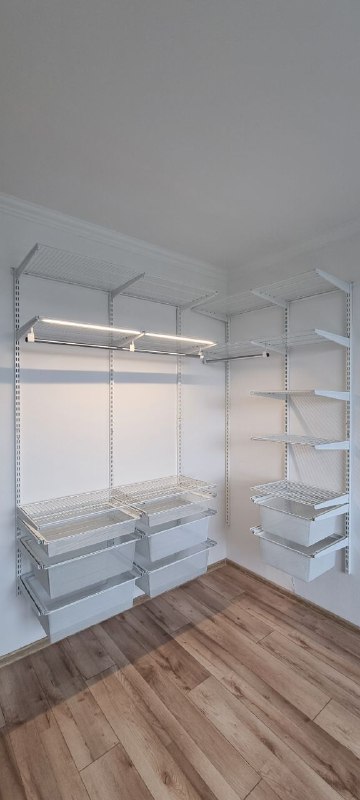 Белая угловая гардеробная с подсветкой, ~1,8×1,5 м, фото 1