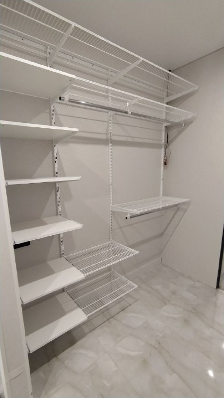 Белая угловая гардеробная с полками для обуви, ~1,8×1,6 м, фото 1