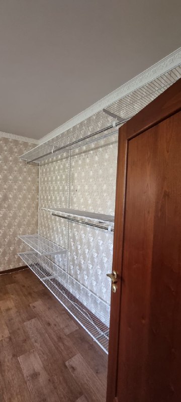 Белая угловая гардеробная с полками для обуви, ~1,8×1,5 м, фото 1
