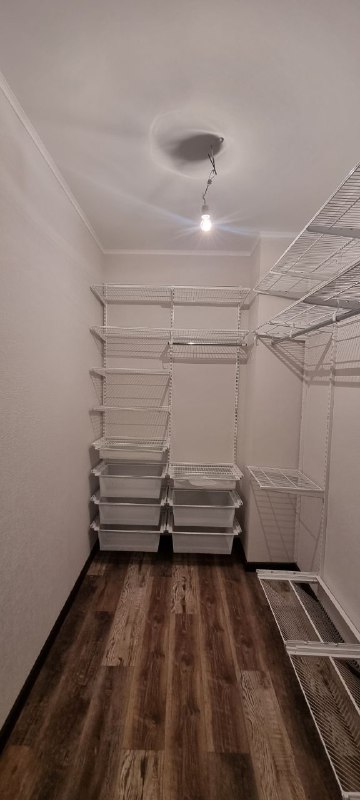Белая угловая гардеробная с полками для обуви, ~1,8×3 м, фото 1