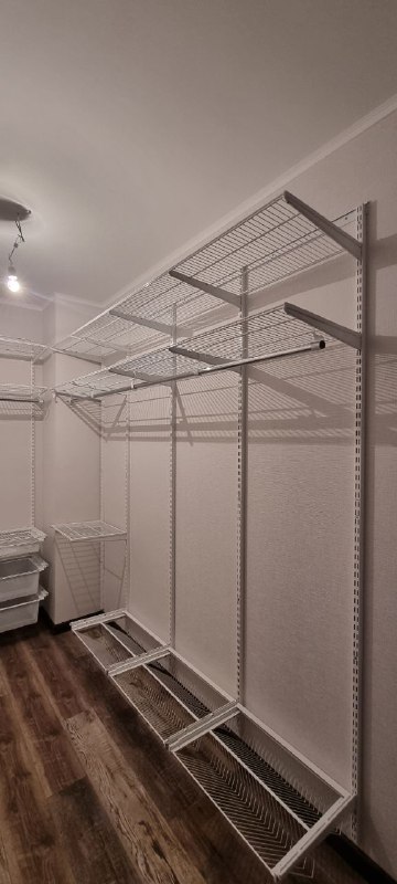 Белая угловая гардеробная с полками для обуви, ~1,8×3 м, фото 2