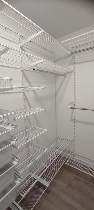 Белая угловая гардеробная с полками для обуви, фото 2