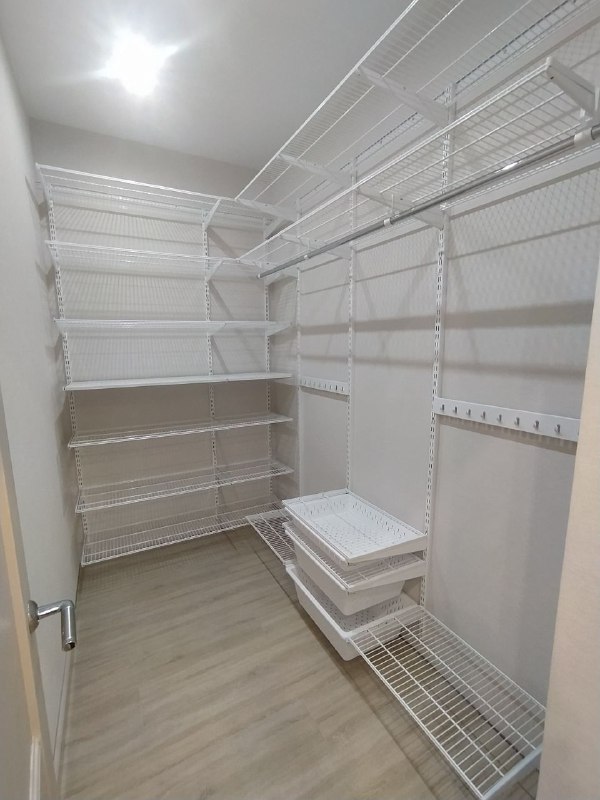 Белая угловая гардеробная с полками для обуви, ~1,8×2,5 м, фото 1