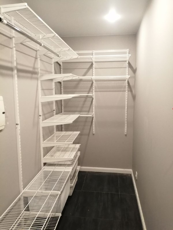 Белая угловая гардеробная с полками для обуви, ~1,8×2,7 м, фото 1