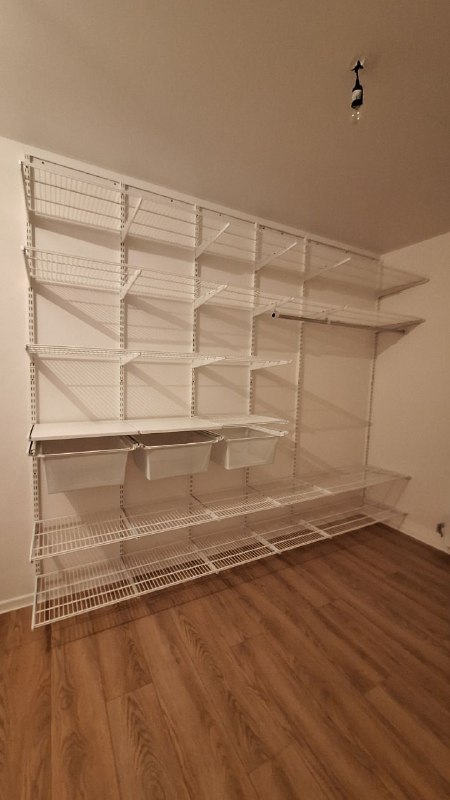 Белая угловая гардеробная с полками для обуви, ~3×2,5 м, фото 1