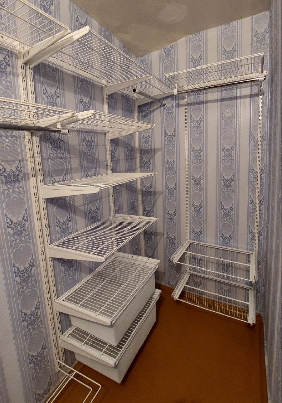 Белая угловая гардеробная с полками для обуви, ~0,9×1,6 м, фото 1
