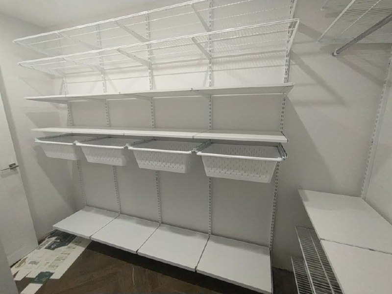 Белая угловая гардеробная с полками для обуви, ~2,4×1,8 м, фото 1