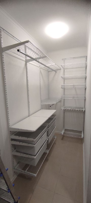 Белая угловая гардеробная с выдвижными корзинами, ~1,8×2,4 м, фото 1