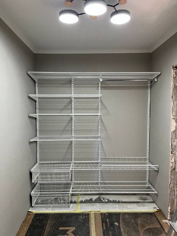 Белая угловая гардеробная с выдвижными корзинами, ~2,4×1,8 м, фото 1