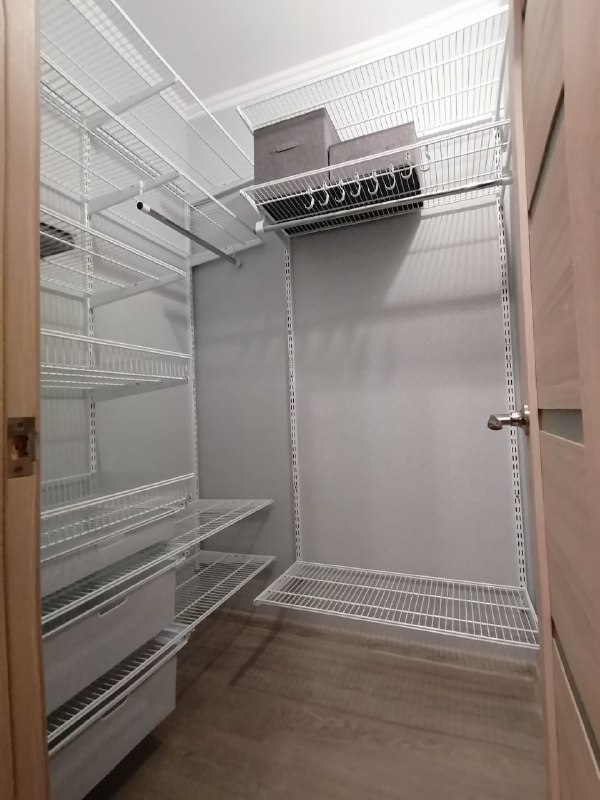 Белая угловая гардеробная с выдвижными корзинами, ~1,3×1,7 м, фото 1