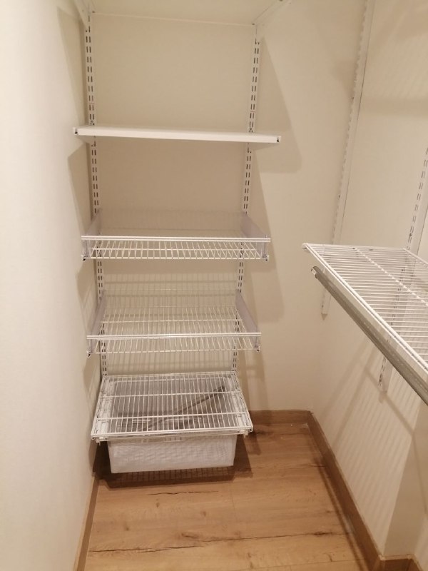 Белая угловая гардеробная с выдвижными корзинами, ~0,9×1,5 м, фото 1