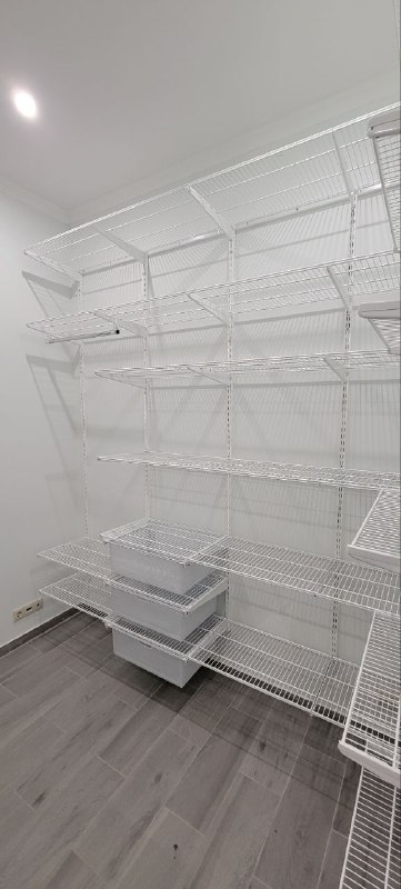 Белая угловая гардеробная с выдвижными корзинами, ~2,4×1,8 м, фото 1