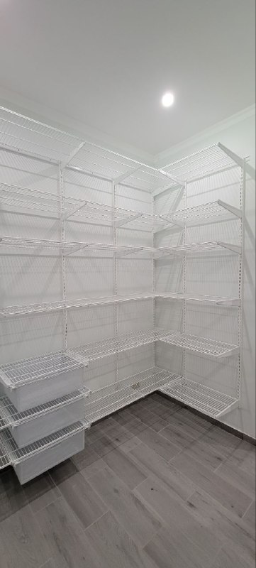 Белая угловая гардеробная с выдвижными корзинами, ~2,4×1,8 м, фото 2