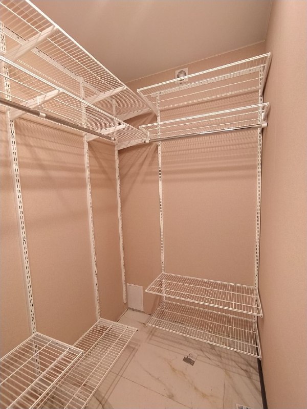 Белая угловая гардеробная с выдвижными корзинами, ~2,4×1,8 м, фото 1