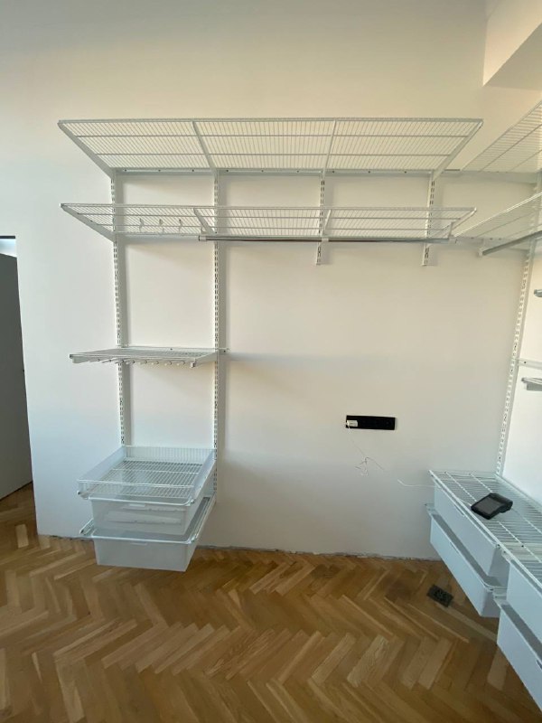 Белая угловая гардеробная с выдвижными корзинами, ~2,7×1,8 м, фото 2