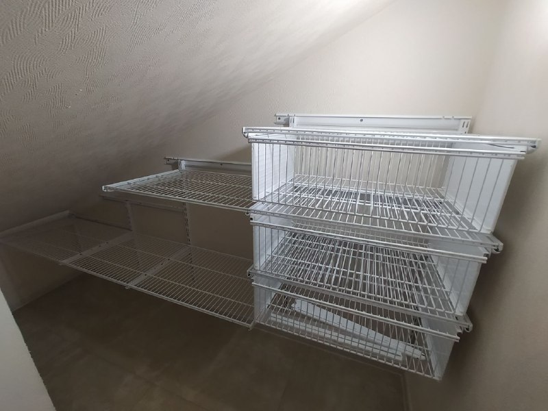 Белая угловая гардеробная с выдвижными корзинами, ~1,2×1,8 м, фото 1