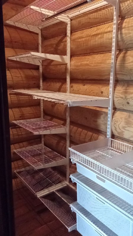 Белая угловая гардеробная с выдвижными корзинами, ~1,2×1,5 м, фото 1