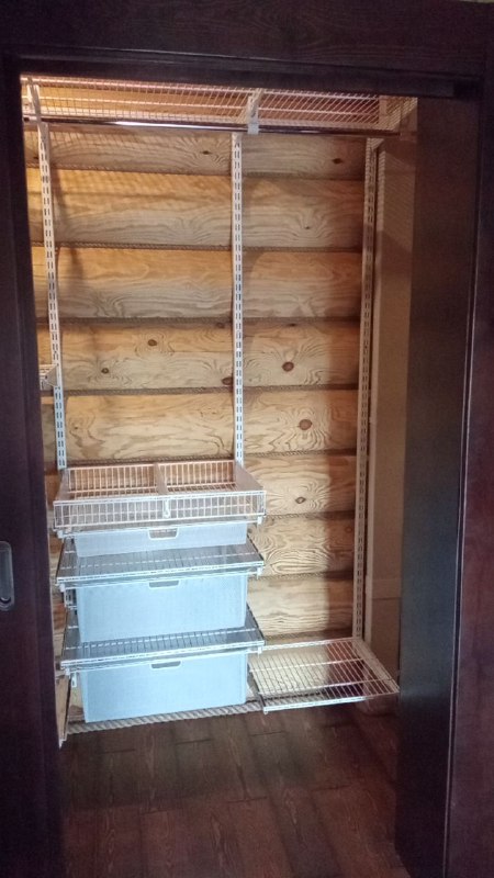 Белая угловая гардеробная с выдвижными корзинами, ~1,2×1,5 м, фото 2